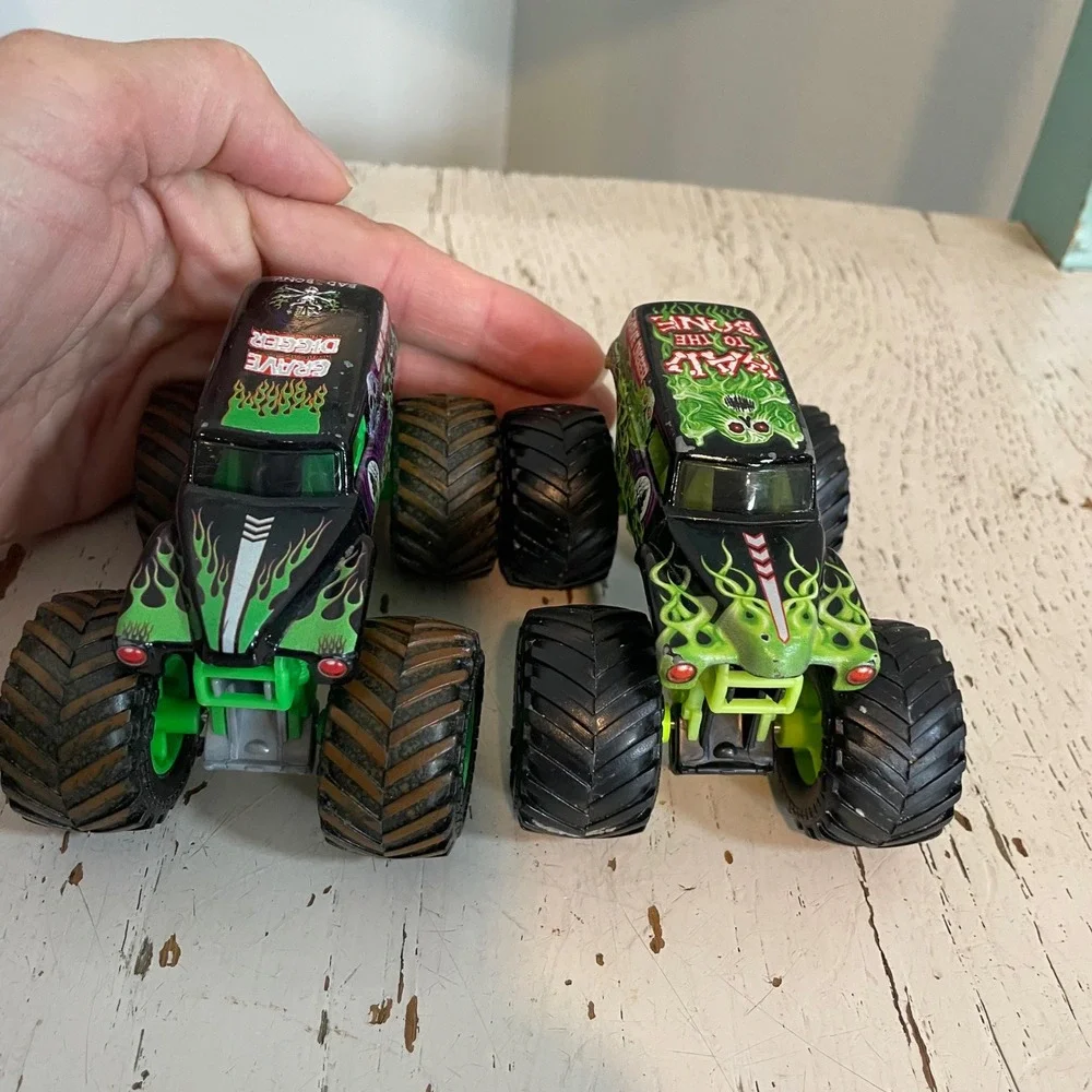 Monster‎ Jam Grave Digger 1:64 Die-Cast Monster Truck Set of 2 Green Black